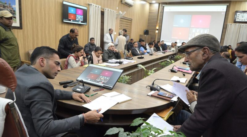 बुजर्ग दम्पति को पुत्रों ने घर निकाला बाहर, डीएम ने दर्ज करवाया भरणपोषण वाद; बुजर्ग दम्पति को पुत्रों ने घर निकाला बाहर, डीएम ने दर्ज करवाया भरणपोषण वाद;