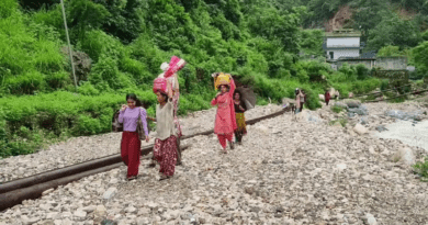 बरसात ने छीना सिल्लासौड़ का रास्ता, सालभर बाद भी नहीं सुधरे हालात, जान जोखिम में डालकर स्कूल जाते हैं बच्चे
