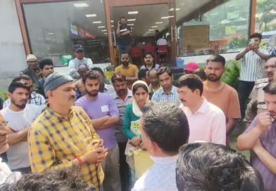 चमोली में आग बुझाते हुए चट्टान से गिरकर फायर वॉचर की मौत, लोगों का वन विभाग के खिलाफ फूटा गुस्सा चमोली में आग बुझाते हुए चट्टान से गिरकर फायर वॉचर की मौत, लोगों का वन विभाग के खिलाफ फूटा गुस्सा