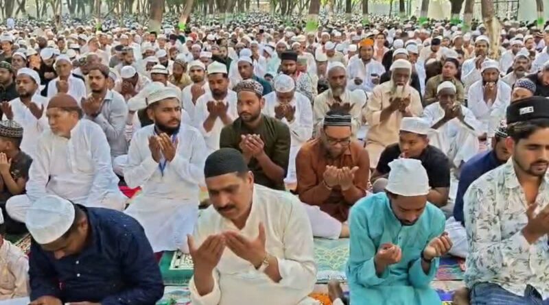 उत्तराखंड में शांतिपूर्ण तरीके से संपन्न हुई ईद की नमाज, गाय को राष्ट्रीय पशु घोषित करने की मांग उत्तराखंड में शांतिपूर्ण तरीके से संपन्न हुई ईद की नमाज, गाय को राष्ट्रीय पशु घोषित करने की मांग