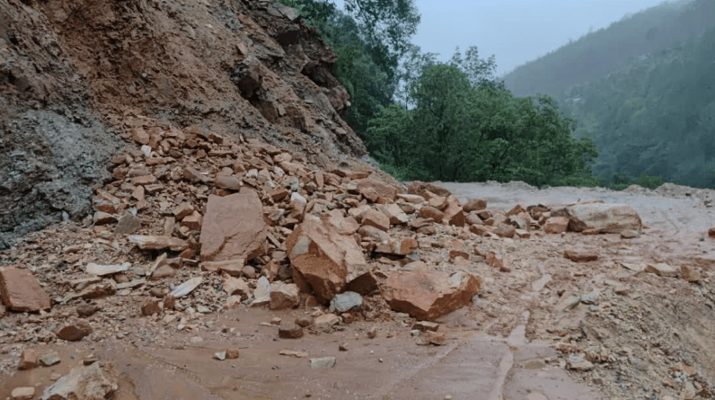 पिथौरागढ़ में बारिश का कहर, एक दर्जन सड़कें बंद, स्कूल पहुंच गए बच्चे, तब पता चला आज छुट्टी है