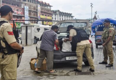जम्मू-कश्मीर के बारामूला में आतंकियों के 2 मददगार पकड़े गए, हथियार और गोला-बारूद बरामद जम्मू-कश्मीर के बारामूला में आतंकियों के 2 मददगार पकड़े गए, हथियार और गोला-बारूद बरामद