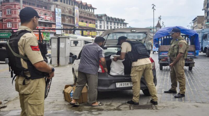 जम्मू-कश्मीर के बारामूला में आतंकियों के 2 मददगार पकड़े गए, हथियार और गोला-बारूद बरामद जम्मू-कश्मीर के बारामूला में आतंकियों के 2 मददगार पकड़े गए, हथियार और गोला-बारूद बरामद