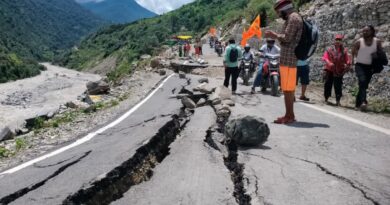 उत्तरकाशी: पापड़गाड़ में फिर धंसा गंगोत्री हाईवे, तेजी से चौड़ी होती गई दरार, क्यार्क गांव पर मंडराया खतरा उत्तरकाशी: पापड़गाड़ में फिर धंसा गंगोत्री हाईवे, तेजी से चौड़ी होती गई दरार, क्यार्क गांव पर मंडराया खतरा