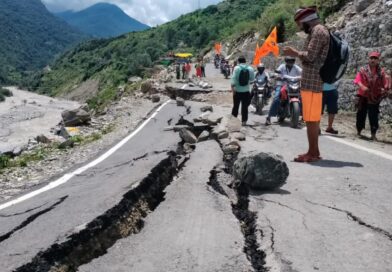 उत्तरकाशी: पापड़गाड़ में फिर धंसा गंगोत्री हाईवे, तेजी से चौड़ी होती गई दरार, क्यार्क गांव पर मंडराया खतरा उत्तरकाशी: पापड़गाड़ में फिर धंसा गंगोत्री हाईवे, तेजी से चौड़ी होती गई दरार, क्यार्क गांव पर मंडराया खतरा