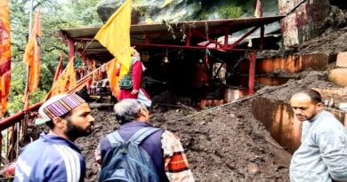 चमोली में भारी से कल्पेश्वर महादेव परिसर में घुसा मलबा, पौड़ी-देवप्रयाग मार्ग लगातार हो रहा बाधित चमोली में भारी से कल्पेश्वर महादेव परिसर में घुसा मलबा, पौड़ी-देवप्रयाग मार्ग लगातार हो रहा बाधित