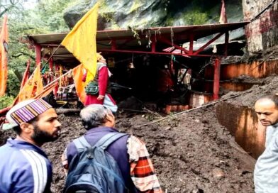 चमोली में भारी से कल्पेश्वर महादेव परिसर में घुसा मलबा, पौड़ी-देवप्रयाग मार्ग लगातार हो रहा बाधित चमोली में भारी से कल्पेश्वर महादेव परिसर में घुसा मलबा, पौड़ी-देवप्रयाग मार्ग लगातार हो रहा बाधित