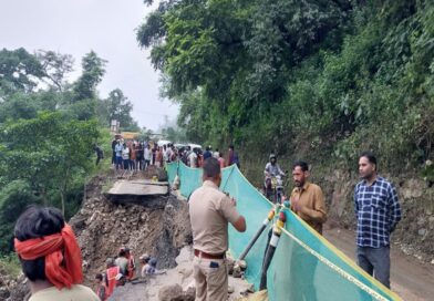 मसूरी-देहरादून मार्ग भूस्खलन से बाधित, वाहनों की लगी लंबी कतारें
