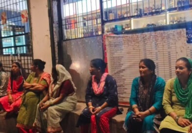 बदरीनाथ एनएच के शराब ठेके पर खूनी विवाद, स्थानीय निवासी पर जानलेवा हमला, धरने पर बैठीं महिलाएं