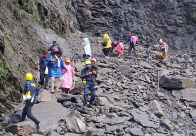 चीरबासा में खतरनाक बना केदारनाथ पैदल मार्ग, जवानों की निगरानी में सुरक्षित निकाले जा रहे यात्री चीरबासा में खतरनाक बना केदारनाथ पैदल मार्ग, जवानों की निगरानी में सुरक्षित निकाले जा रहे यात्री