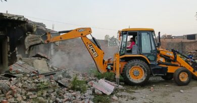 अतिक्रमण पर बुलडोजर एक्शन, 82 परिवारों के मकानों पर चली ध्वस्तीकरण की कार्रवाई, भारी पुलिस बल तैनात अतिक्रमण पर बुलडोजर एक्शन, 82 परिवारों के मकानों पर चली ध्वस्तीकरण की कार्रवाई, भारी पुलिस बल तैनात