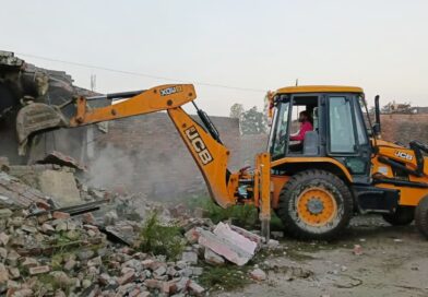 अतिक्रमण पर बुलडोजर एक्शन, 82 परिवारों के मकानों पर चली ध्वस्तीकरण की कार्रवाई, भारी पुलिस बल तैनात अतिक्रमण पर बुलडोजर एक्शन, 82 परिवारों के मकानों पर चली ध्वस्तीकरण की कार्रवाई, भारी पुलिस बल तैनात